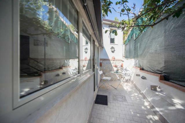 Garden House Apartments In Nápoly Kültér fotó